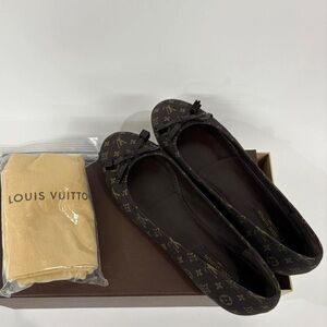 Louis Vuitton Brown Monogram Flats EUC 🤎🤎🤎
